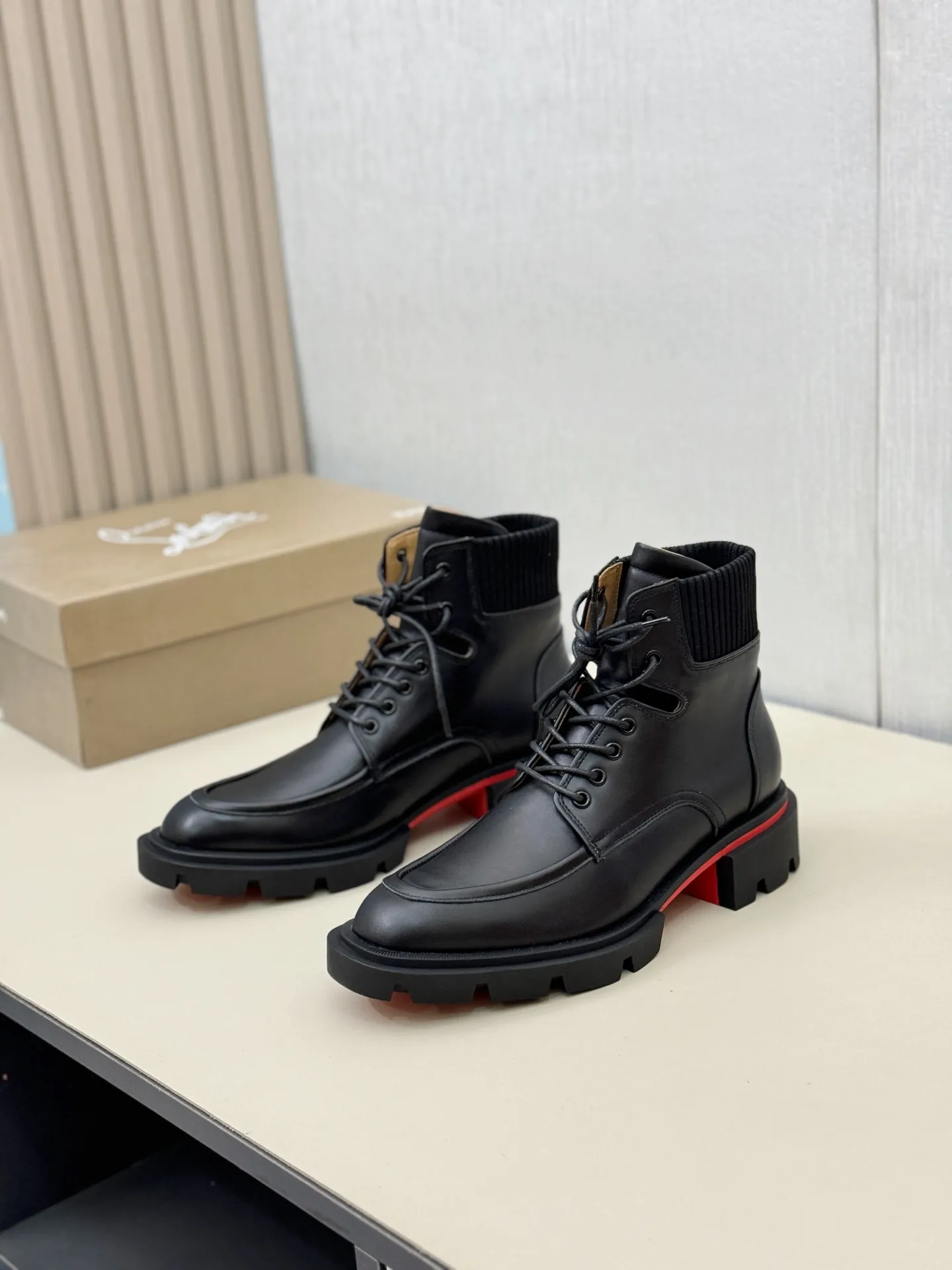 [CL～High-end men’s red-soled shoes] Top P: 940💰. Size: 39-44 (38.45.46 can be customized) 🆑Top original purchase agent Imported open-edge bead fabric and water-dyed cowhide inside 🉑️ Imported TPU rubber sole, wear-resistant and non-slip, full of European style.
